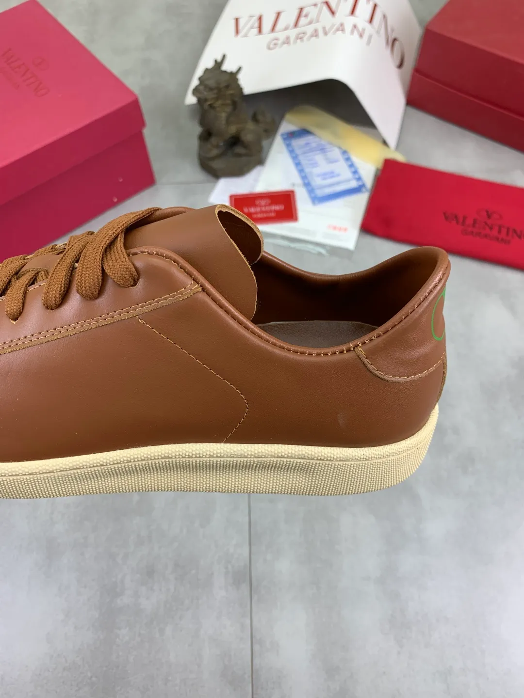 Men's men's shoes 💰P520 New style 💰 Top version Valentino Valentino 25/ Royco series Cherry 🍒Couple style Casual sneakers White shoes Original purchase and development Production Classic and timeless low-top sneakers outline a lazy silhouette, supplemented by low-key and restrained brand details, evolved into a must-have item in the wardrobe, comfortable and versatile!  ✔️Fabric: Original customized first-layer cowhide ✔️Inner lining: Imported breathable sheep lining ✔️Sole: Original molded anti-slip rubber material ✔️Size: 38-45